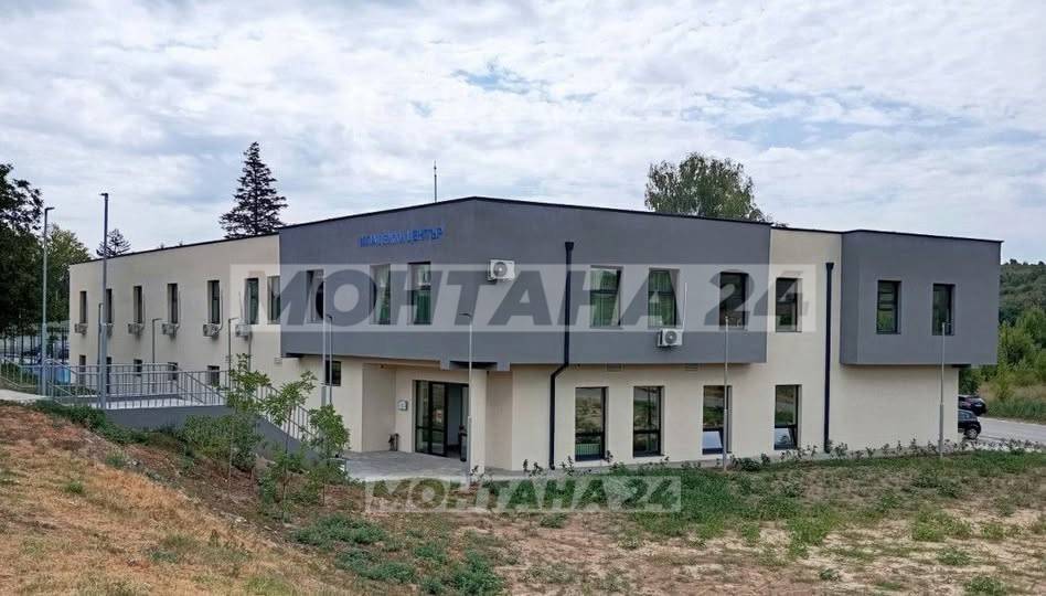 Младежки център